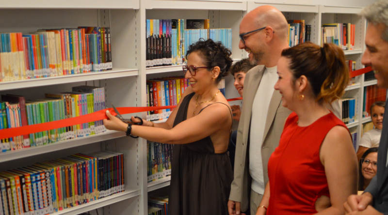 Carcabuey inaugura el XX Verano Cultural con la Biblioteca Pública Almudena Grandes llena de vecinos y una nueva Sala Infantil y Juvenil