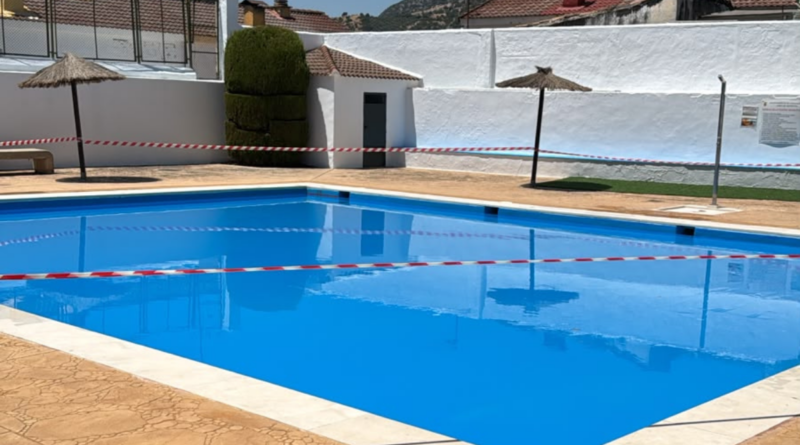 La zona infantil de la Piscina Municipal de Carcabuey reabre tras aplicar un tratamiento antideslizante por seguridad